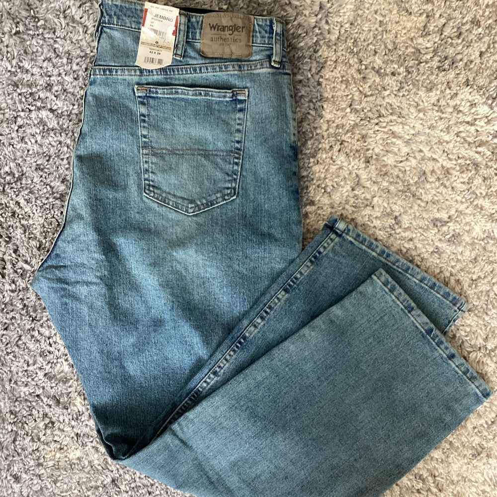 NWT Mens Wrangler Authentics Jeanβ Irregular Size 42x29 Blue Wash